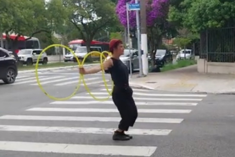 ARTISTA DE RUA CHAMA A ATENÇÃO COM PERFORMANCE DE BAMBOLÊS